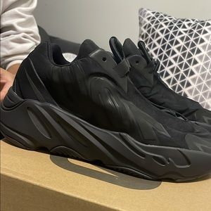 Yeezy 700 MNVN size 5